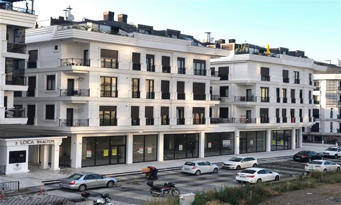 <table>
										<tr><td width=90><font color=#FFFFFF>Proje Adı:</font>
										</td><td width=140>3 Loca
										</td><td width=90><font color=#FFFFFF>Lokasyon:</font>
										</td><td width=140>İdealtepe/Maltepe
										</td><td width=90><font color=#FFFFFF>İnşaat Alanı:</font>
										</td><td>&nbsp;&nbsp;5.126 m²
										</td></tr>
										<tr><td width=90><font color=#FFFFFF>Konut Alan:</font>
										</td><td width=140>3.035 m²
										</td><td width=90><font color=#FFFFFF>Dükkan Alanı:</font>
										</td><td width=140>1.186 m²
										</td><td width=90><font color=#FFFFFF>Bağ.Böl.&nbsp;Adedi:</font>
										</td><td>&nbsp;&nbsp;28
										</td></tr>
										</table>
										<table>
										<tr><td width=100><font color=#FFFFFF>Mimarlık Ofisi:</font>
										</td><td>Vuslat Vural Proje Geliştirme
										</td></tr>
										</table>